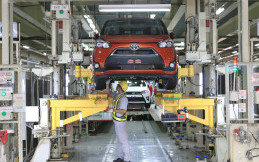 Vaksinasi dan Sembako Toyota Indonesia di Karawang Sedot Antusiasme Ribuan Warga