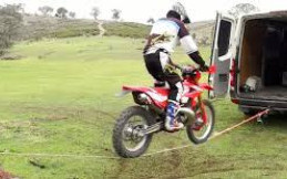 Hebat, Pria Ini Kendarai Motor di Atas Seutas Tali