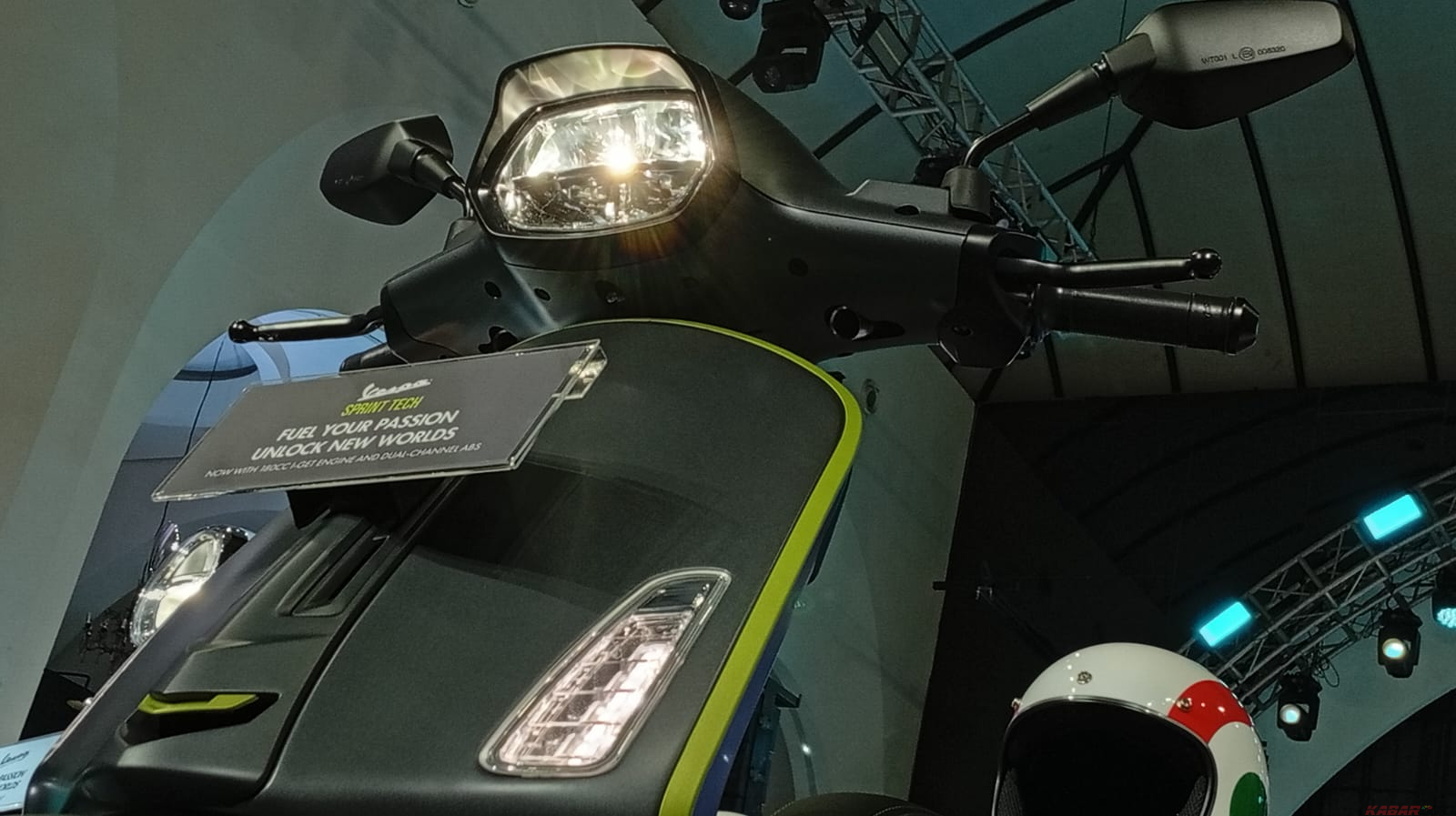front tie baru dengan aksen nyentrik berkat warna fluo green yang mencolok