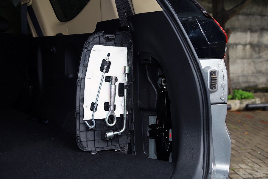 Enggak Semua Tahu, Begini Cara Ganti Ban Serep Mitsubishi Xpander