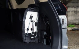Enggak Semua Tahu, Begini Cara Ganti Ban Serep Mitsubishi Xpander