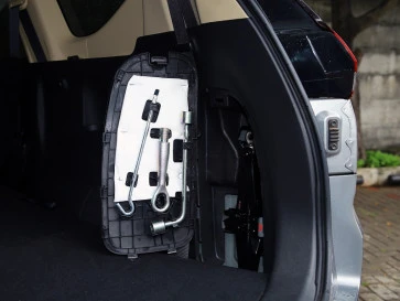 Enggak Semua Tahu, Begini Cara Ganti Ban Serep Mitsubishi Xpander