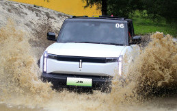 Cara Aman Melewati Banjir Tanpa Merusak Kendaraan