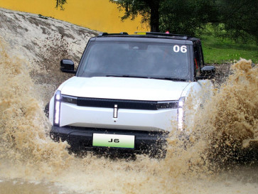 Cara Aman Melewati Banjir Tanpa Merusak Kendaraan