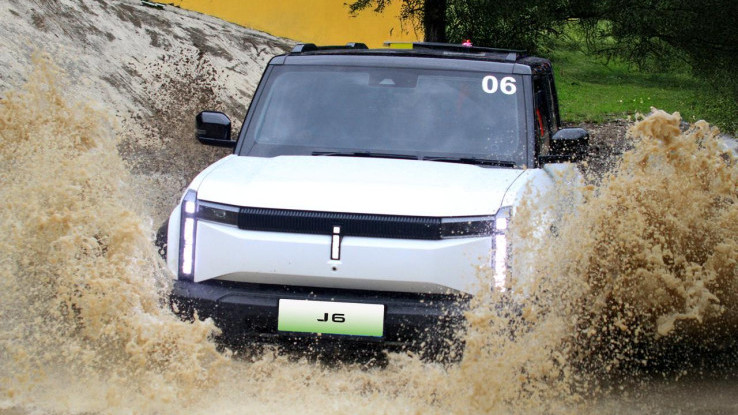Cara Aman Melewati Banjir Tanpa Merusak Kendaraan