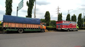 Pahami 8 Poin Berkendara Hadapi Truk di Jalan Raya