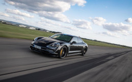 Porsche Taycan Diuji Sprint di Landasan Pacu 