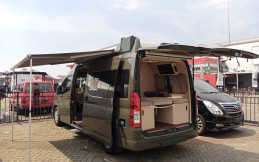 Modifikasi Toyota Hiace Premio Bergaya Motorhome, Berikan Kenyamanan Kabin Layaknya Kamar Hotel