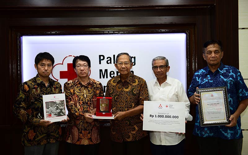 Mitsubishi Serahkan Donasi Korban Gempa Sulawesi Ke PMI