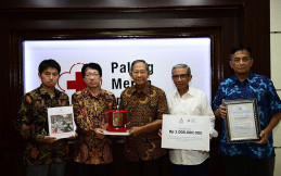 Mitsubishi Serahkan Donasi Korban Gempa Sulawesi Ke PMI