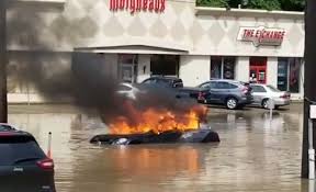 Aneh, Mobil Ini Justru Terbakar Saat Terendam Banjir