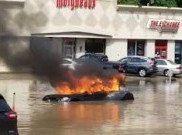 Aneh, Mobil Ini Justru Terbakar Saat Terendam Banjir