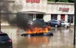 Aneh, Mobil Ini Justru Terbakar Saat Terendam Banjir