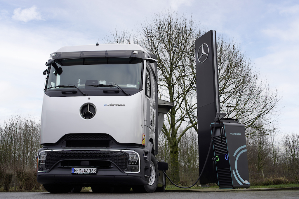 Daimler Truck Mulai Memfasilitasi Titik Pengisian Daya untuk Umum