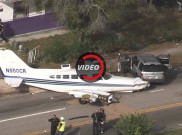 Pesawat Cessna Jatuh Hantam 2 Mobil, 5 Orang Luka