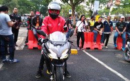 Jurnalis Kabaroto Merasakan Hebatnya Motor Honda CBR250RR