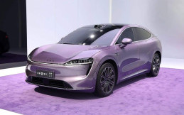 Huawei Buka Pre-order Mobil Listrik Luxeed R7 di Tiongkok