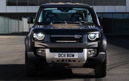 Land Rover Defender 90 Rayakan 60 Tahun James Bond
