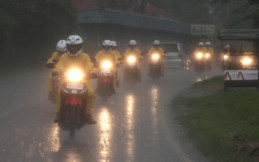 Tips Mengemudi dalam Kondisi Hujan