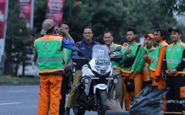 Jokowi Pakai Moge, Anies Baswedan Cukup Kendarai Kawasaki Versys