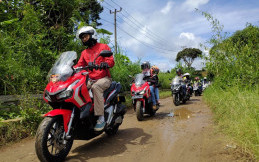 Bahayanya Mendengarkan Musik Saat Mengendarai Motor