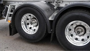 Manfaat Fitur Lift Axle, Roda Truk yang Terangkat Saat Berjalan