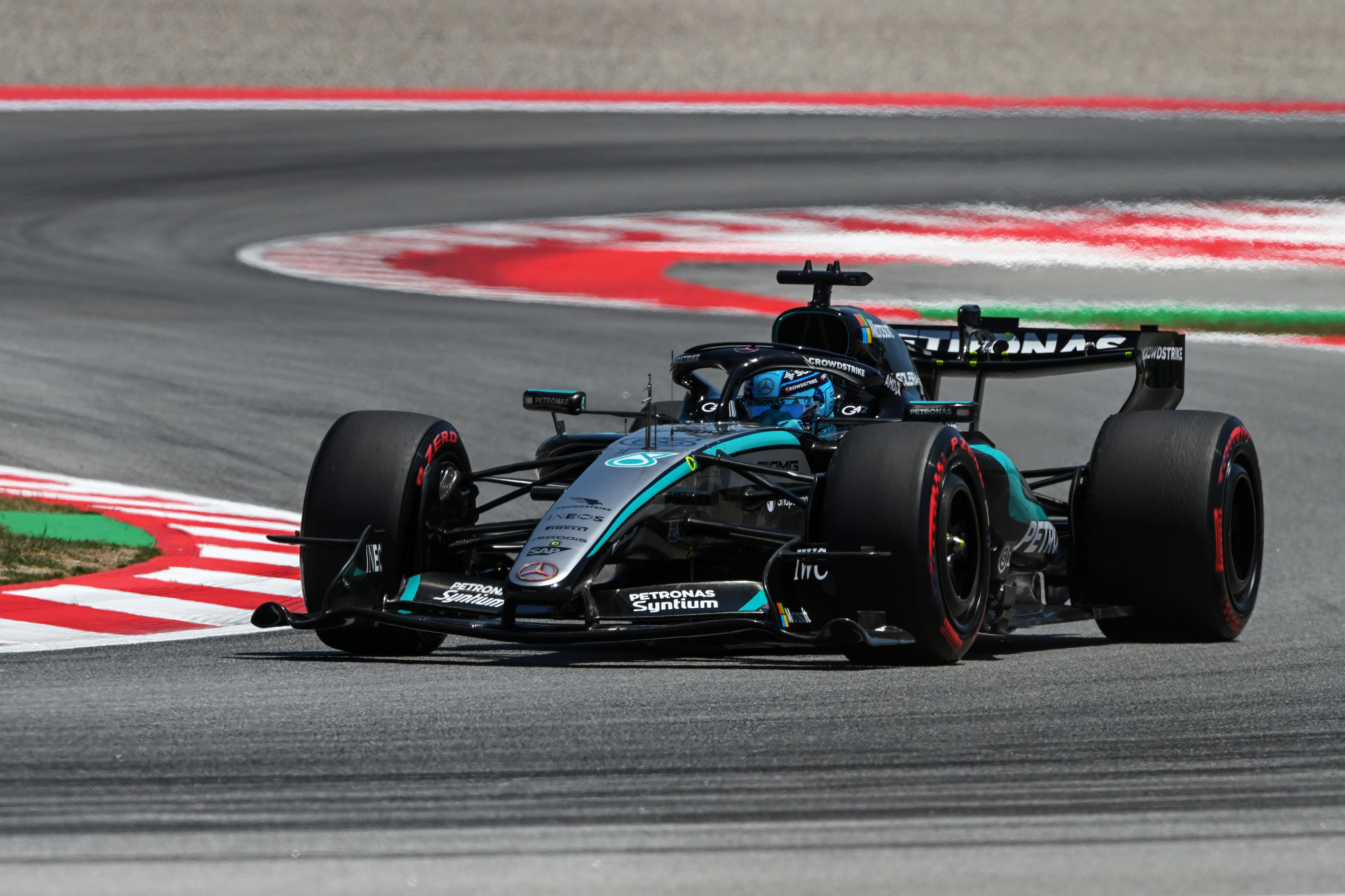 Russell Raih Pole F1 Spanyol 2026, Hamilton Tempel Ketat