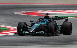 Russell Raih Pole F1 Spanyol 2026, Hamilton Tempel Ketat
