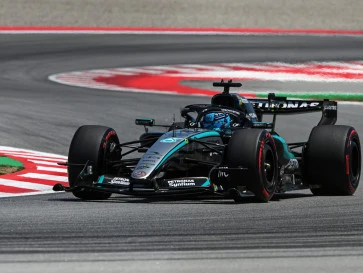 Russell Raih Pole F1 Spanyol 2026, Hamilton Tempel Ketat