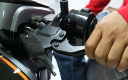 Begini Cara Mengerem Saat Naik Motor agar Maksimal
