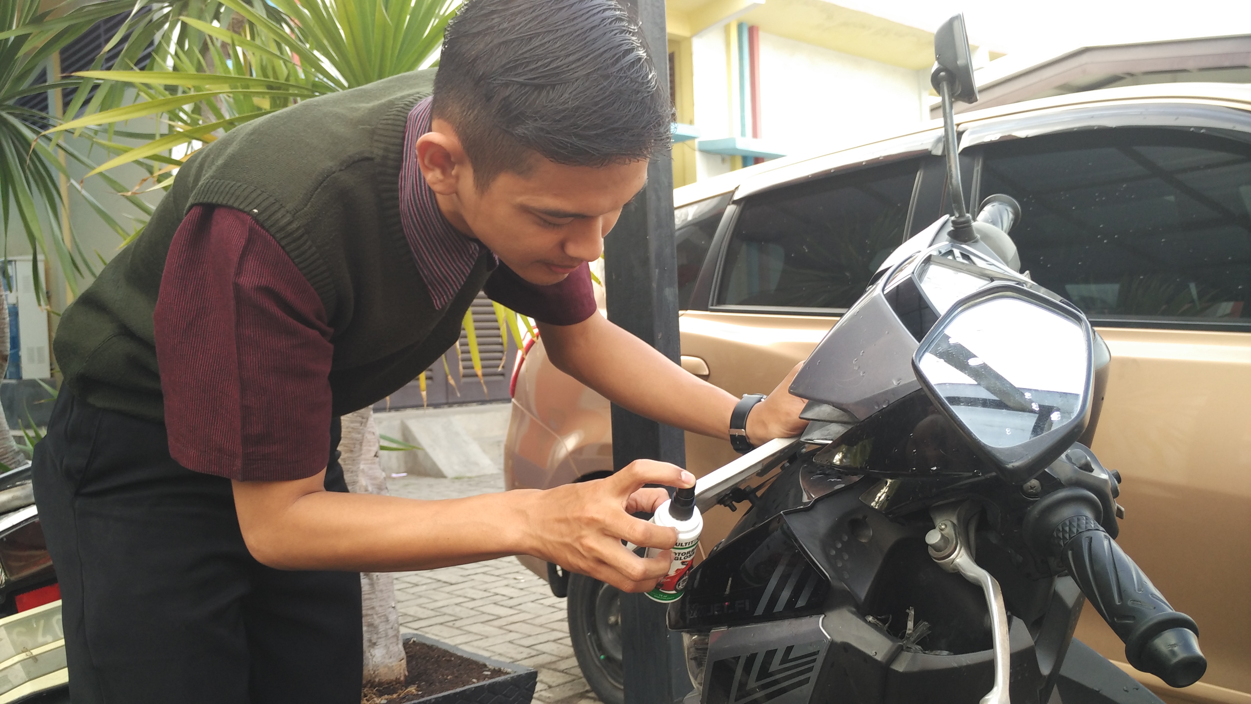 Multiec motorbike gloss untuk perawatan motor dan mobil bro and sist