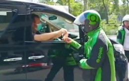 Viral, Sultan Pengendara Toyota Alphard Bagi Uang Pada Driver Ojol