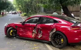 Porsche Taycan Tabrak Honda HR-V, Sekencang Apa Mobil Listrik Tersebut?