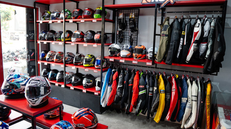 Berburu Apparel Baru dan Bekas di RC Motogarage Serpong, Tangerang