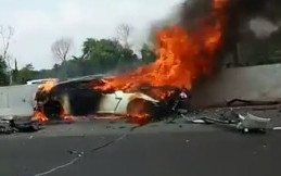 Sebuah Nissan GT-R R35 Kecelakaan Hingga Terbakar di Jalan Tol Jagorawi KM 13
