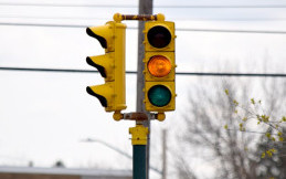 Perlancar Lalin, Dishub Surabaya Fungsikan Traffic Light di Simpang Pandegiling