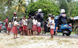 Komunitas Vespa Ini Touring ke NTT dan NTB Sambil Beramal