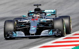 Foto Bareng Kerabat Positif Virus Corona, Bagaimana Nasib Lewis Hamilton?