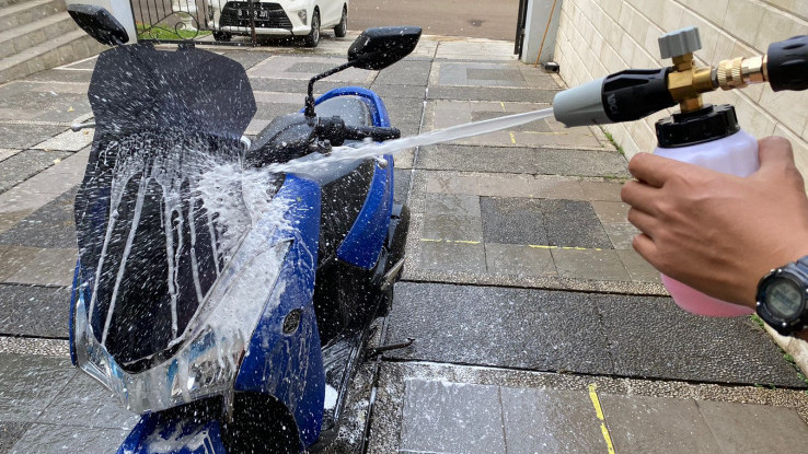 Begini Cara Mencuci Motor di Rumah yang Benar