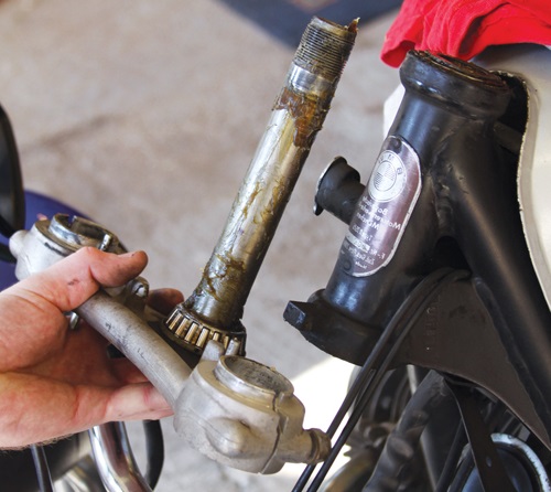 Penyebab dan Cara Mengatasi Stang Motor Bergetar