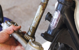 Penyebab dan Cara Mengatasi Stang Motor Bergetar
