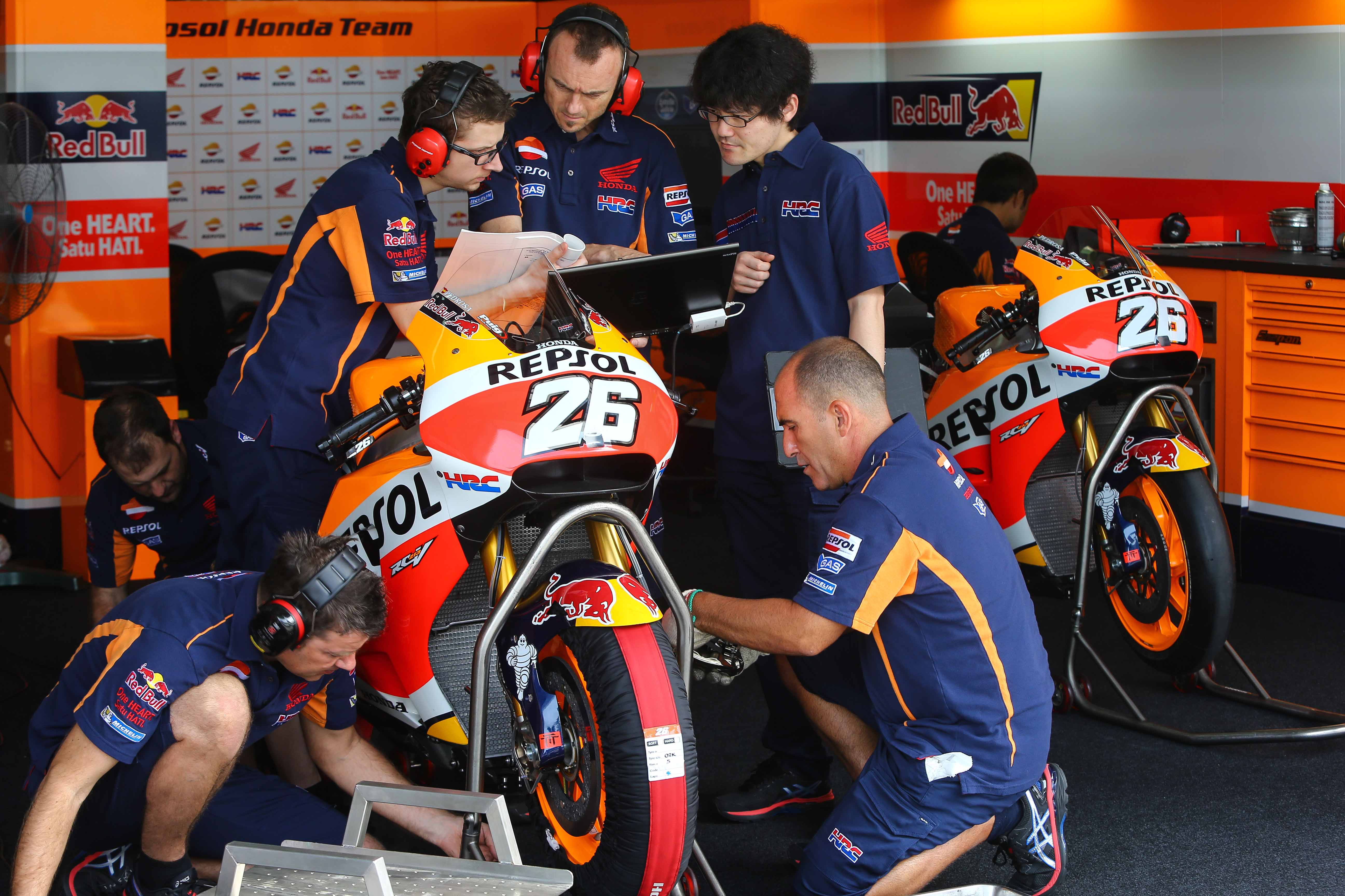 Tak Dibolehkan Pakai Celana Pendek di MotoGP 2017, Ini Pembelaan Para Mekanik Tim