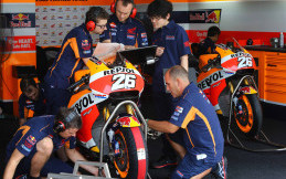 Tak Dibolehkan Pakai Celana Pendek di MotoGP 2017, Ini Pembelaan Para Mekanik Tim