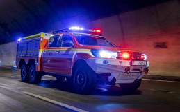 Toyota Hilux Disulap Jadi Kendaraan Pemadam Kebakaran dengan Penggerak 6x6