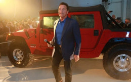 Arnold Schwarzenegger Jadi Pemilik Hummer H1 Listrik Pertama di Dunia