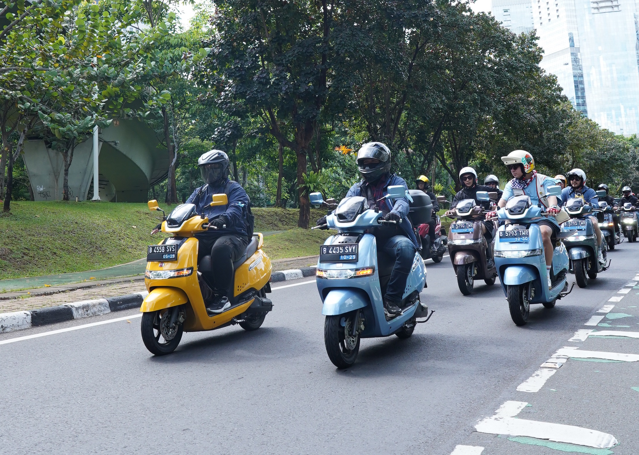Pengguna Motor Listrik TVS iQube Seru-seruan Rolling City Jakarta dan Olahraga