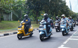 Pengguna Motor Listrik TVS iQube Seru-seruan Rolling City Jakarta dan Olahraga