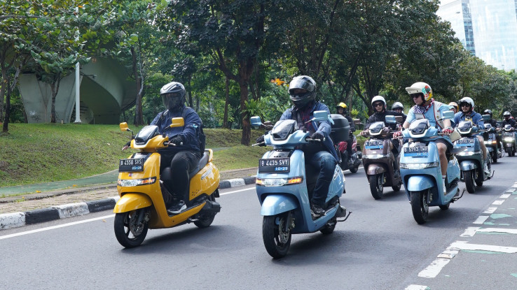Pengguna Motor Listrik TVS iQube Seru-seruan Rolling City Jakarta dan Olahraga