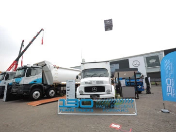 Profil Legenda Mercedes-Benz Bagong Bersanding dengan 2 Truk Baru