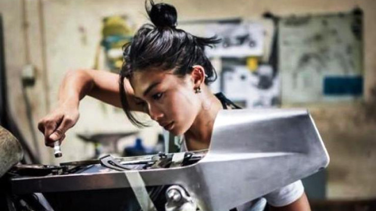 Bergaya ala Montir, Nabila Putri Buat Baper Warganet!